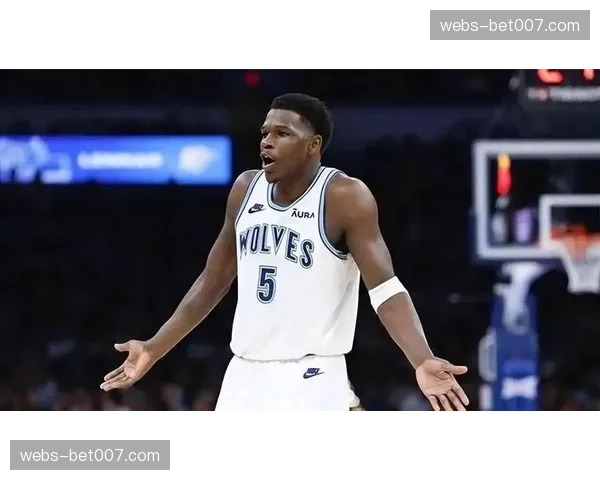 现场:爱德华兹隔扣后秀肌肉,森林狼凭借防守效率锁定季后赛席位 现场:爱德华兹隔扣后秀肌肉,森林狼凭借防守效率锁定季后赛席位