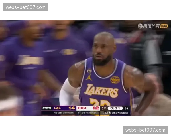 詹姆斯抢断杜兰特传球后快攻暴扣，湖人主场气氛达到高潮